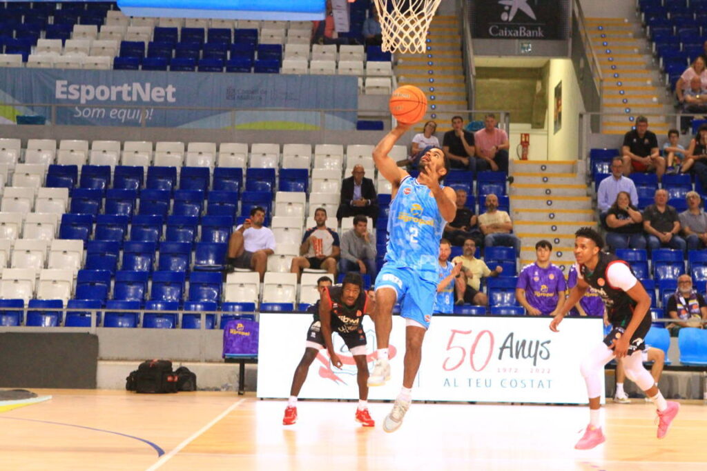 Jugador del Súper Agropal Palencia lanzando a canasta en un partido de baloncesto