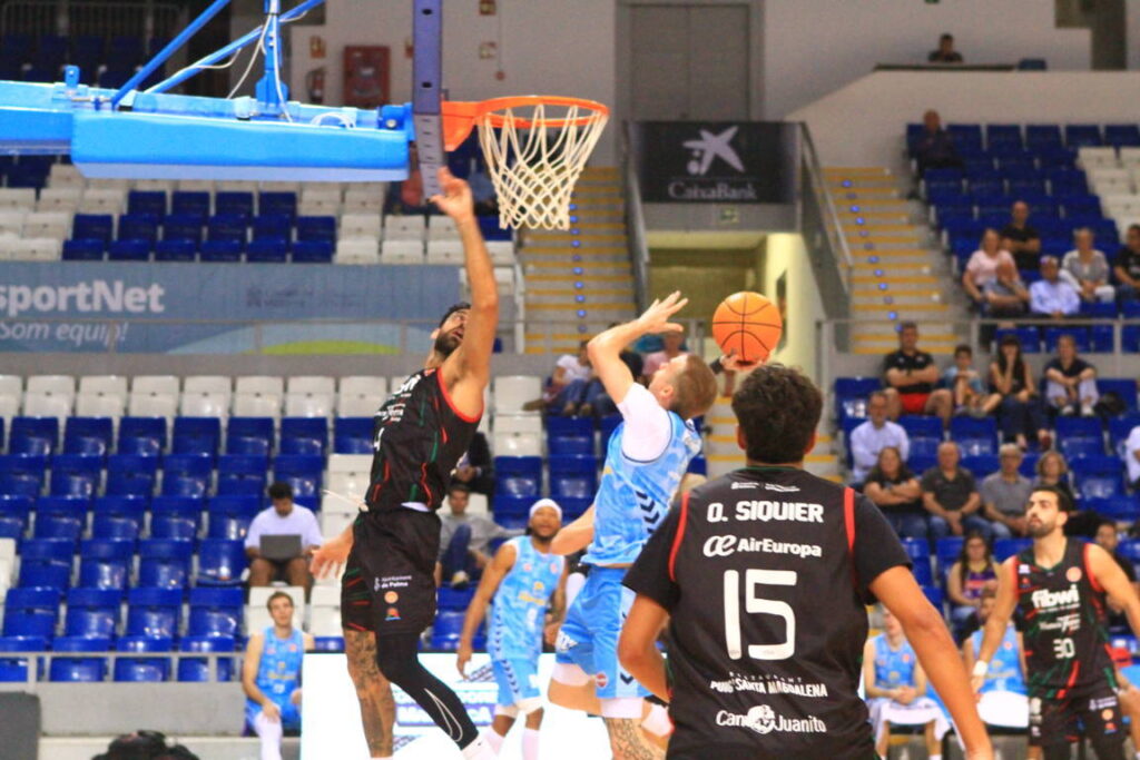 Jugadores de baloncesto en acción durante un partido de la Copa España.