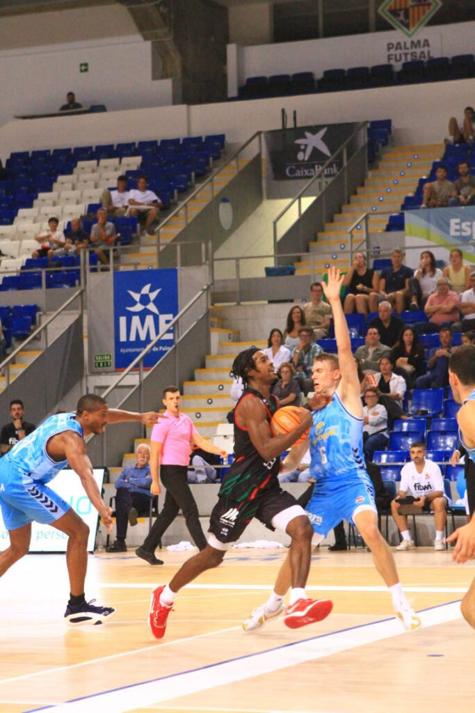 Jugadores de baloncesto en acción durante un partido emocionante