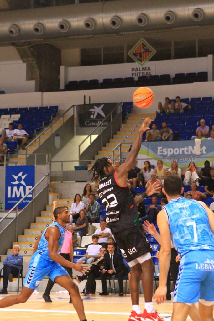 Jugadores de baloncesto en acción durante un partido en Palma.