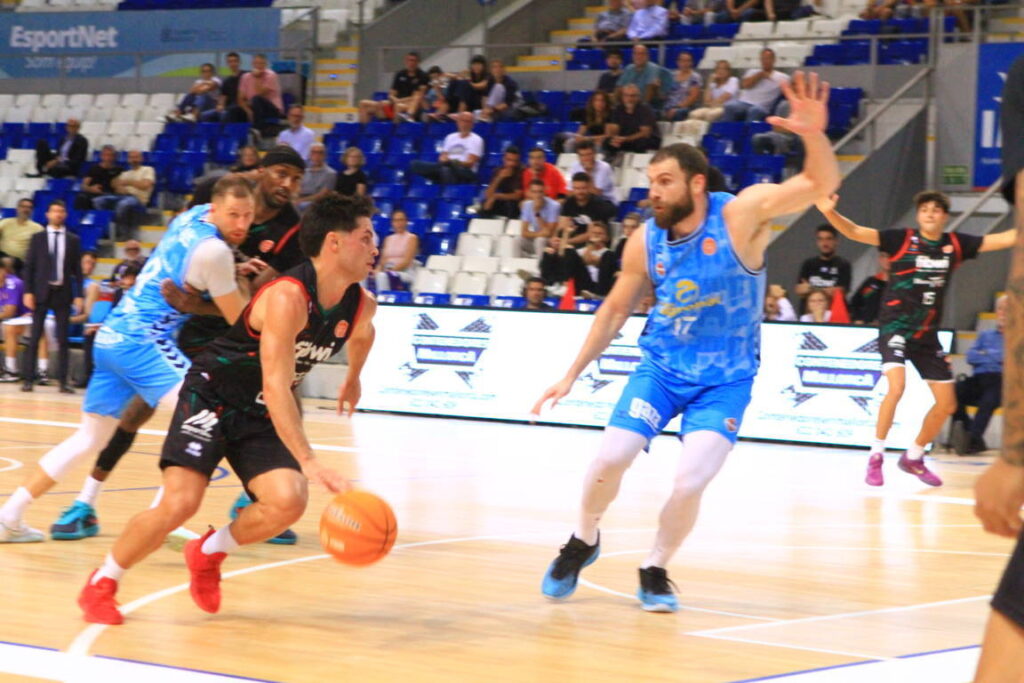 Jugadores de baloncesto en acción durante un partido emocionante.