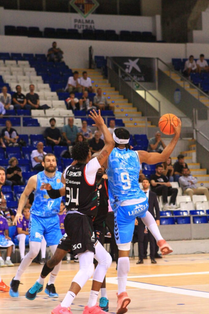Jugadores de baloncesto en acción durante un partido de la Copa España.