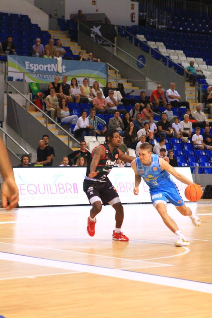 Jugadores de baloncesto en acción durante un partido de la Copa España