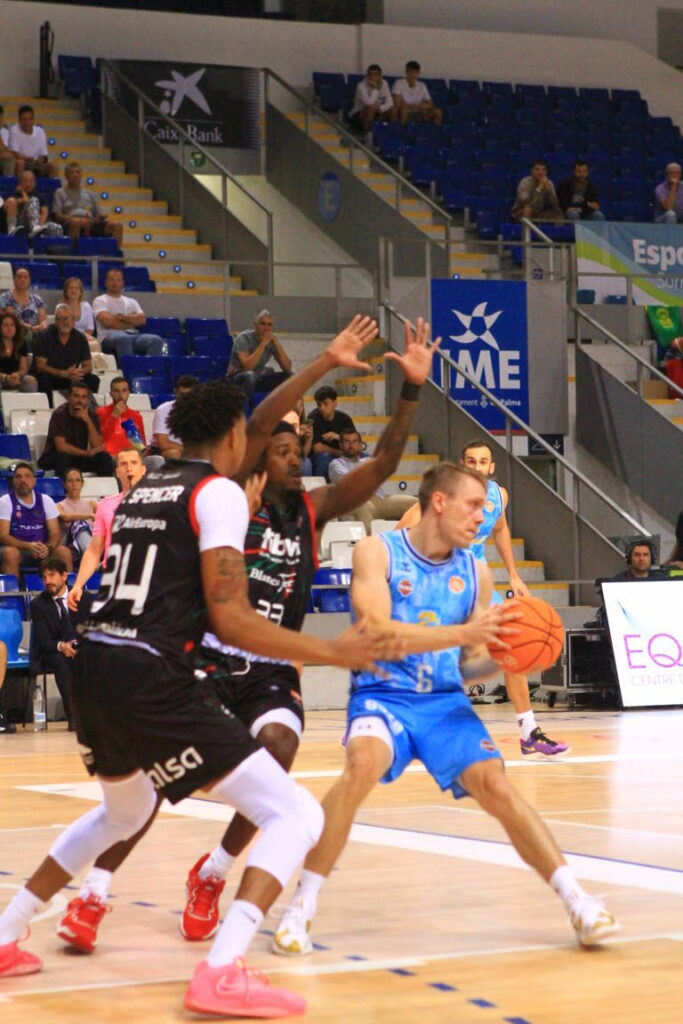 Jugadores de baloncesto en partido entre Palencia y Palma