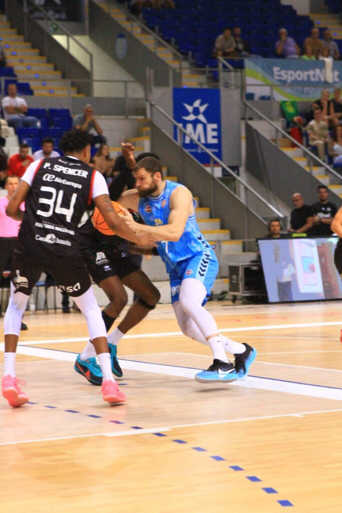 Jugadores de baloncesto compitiendo en un partido de la Copa España