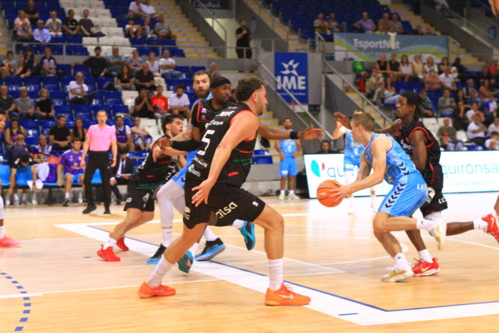 Jugadores de baloncesto compitiendo en un partido emocionante