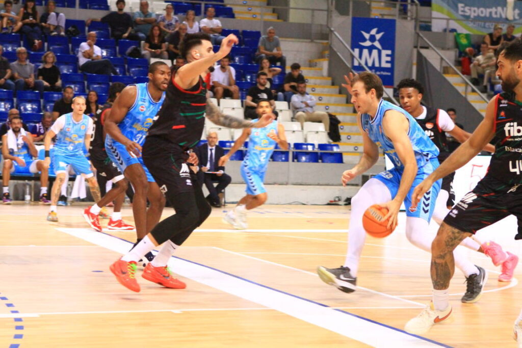 Jugadores de baloncesto en un partido entre Palencia y Fibwi Palma