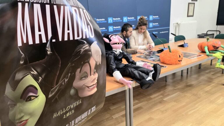 Presentación de Halloween con decoraciones y personajes en una mesa