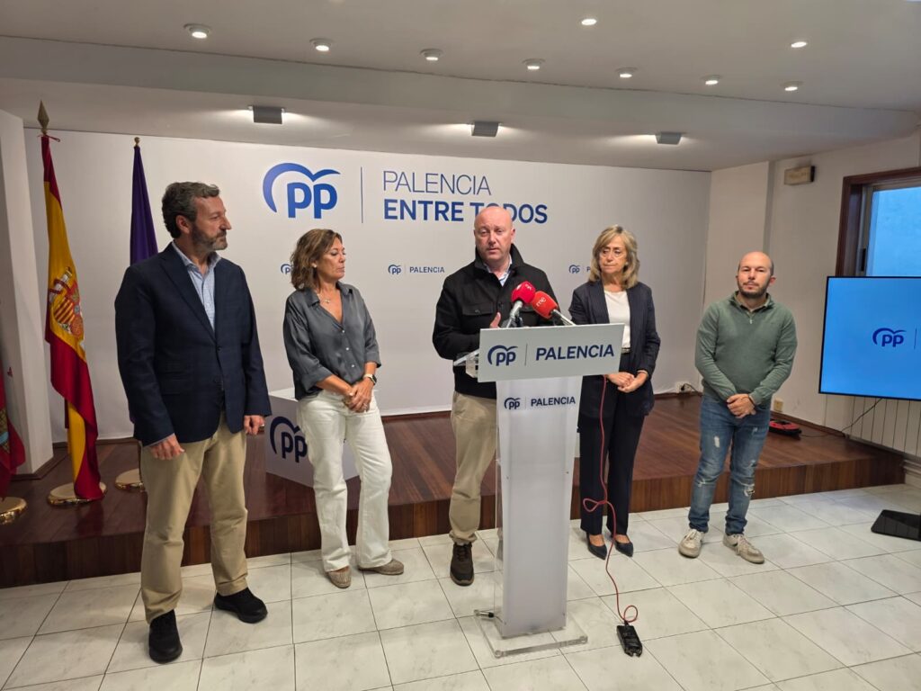 Rueda de prensa de los diputados nacionales del PP junto al secretario Luis Calderón y los coordinadores, María José de la Fuente y Roberto Martín