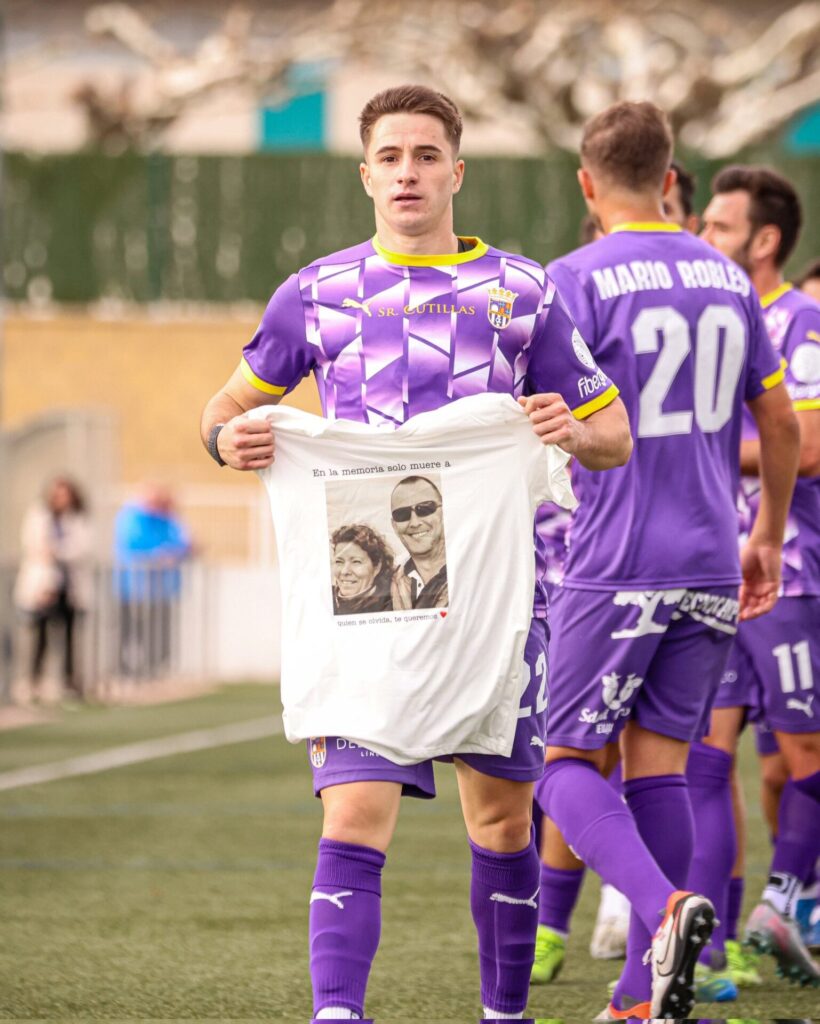 Samu Aparicio celebrando el gol en su visita al Guijuelo