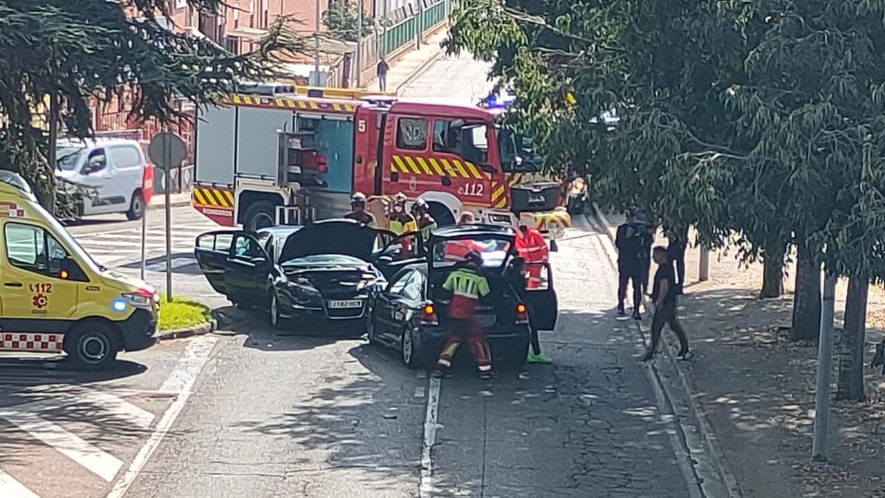 Un conductor herido en Palencia tras una colisión frontal entre dos turismos