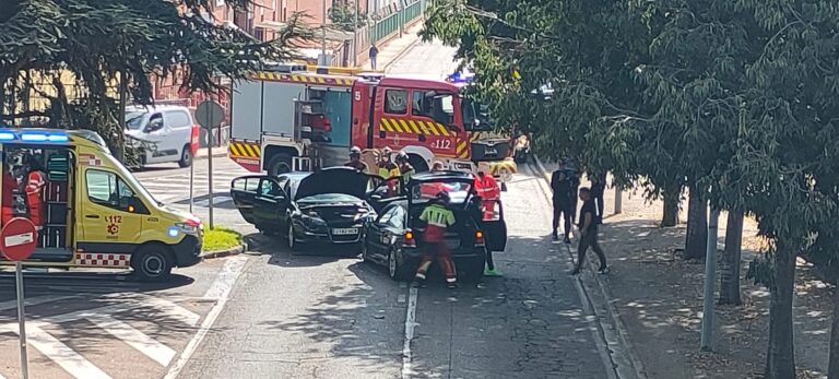 Un conductor herido en Palencia tras una colisión frontal entre dos turismos