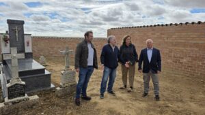 Visita de autoridades al cementerio de Abia de las Torres
