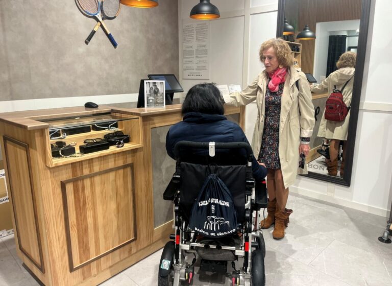 Cocemfe Castilla y León reconoce comercios por su accesibilidad.