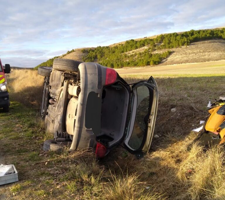 Vehículo volcado en una carretera de Palencia tras un accidente