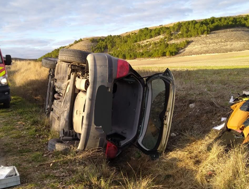 Vehículo volcado en una carretera de Palencia tras un accidente