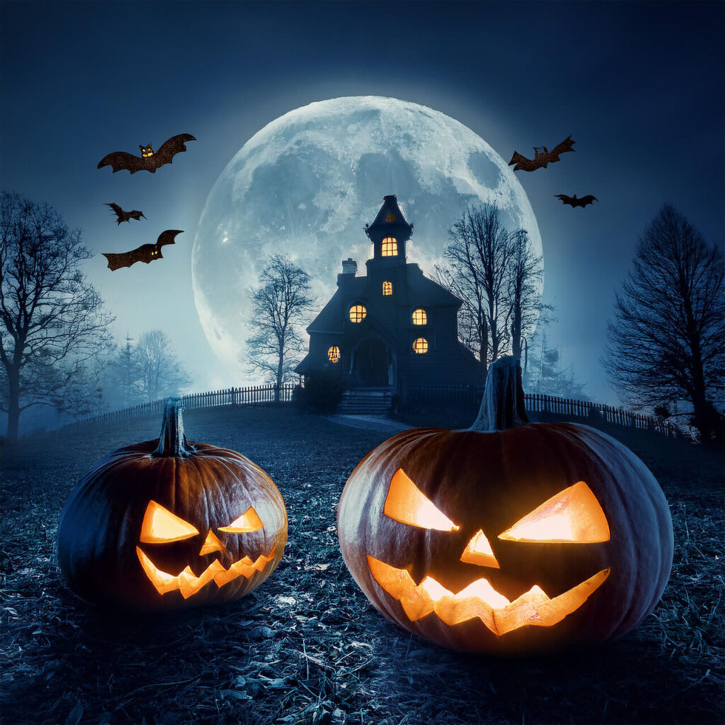 Calabazas talladas y casa embrujada bajo la luna llena