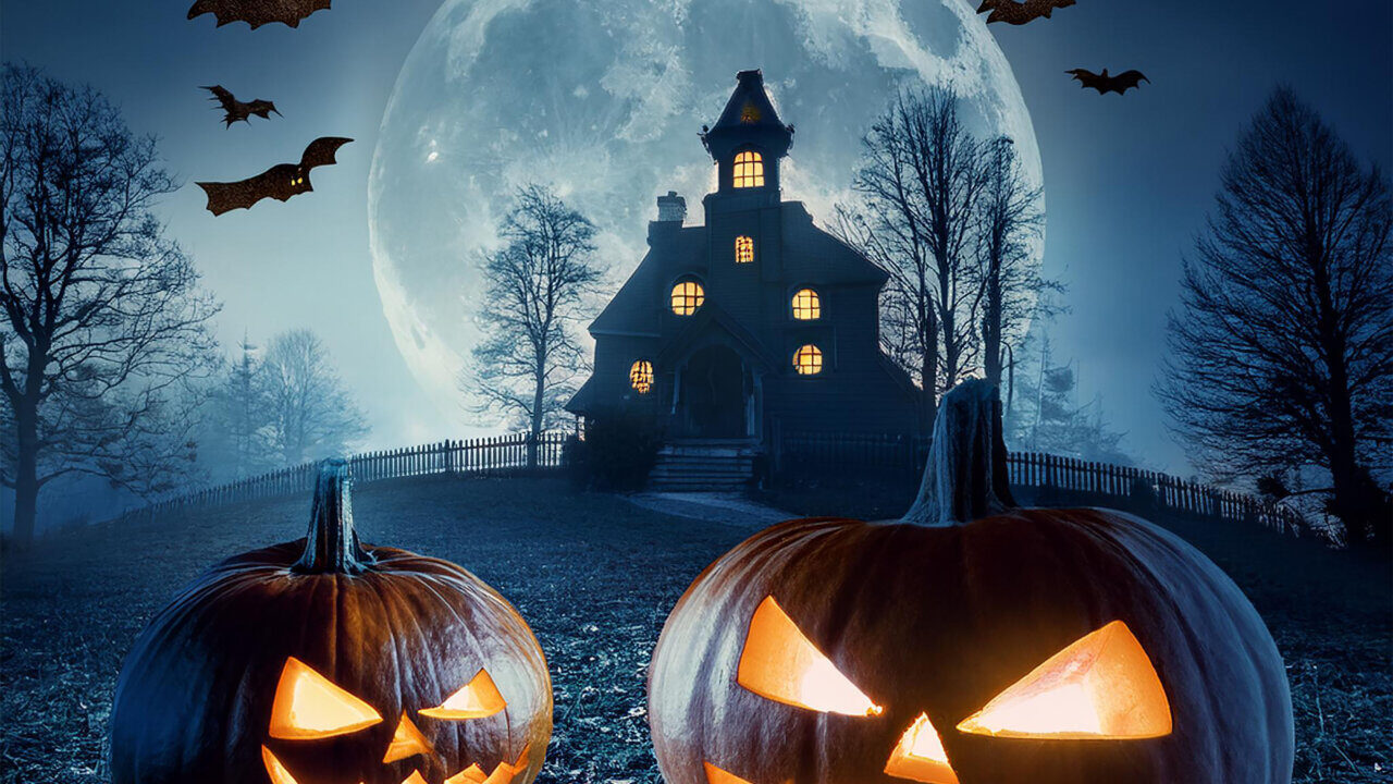 Calabazas talladas y casa embrujada bajo la luna llena