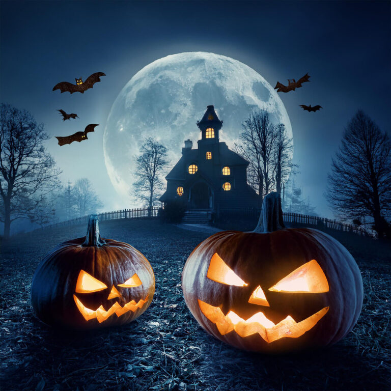 Calabazas talladas y casa embrujada bajo la luna llena