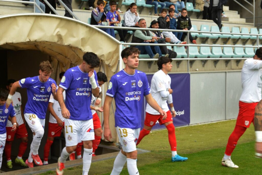 Adrián Acero saliendo del túnel junto a sus compañeros de equipo