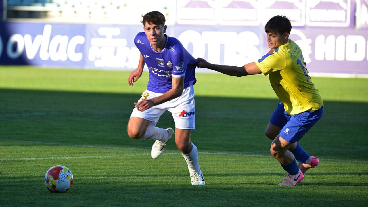 Adrián Acero jugando al fútbol en un partido con el Palencia Cristo Atlético.