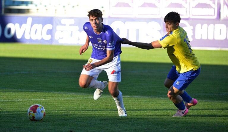 Adrián Acero jugando al fútbol en un partido con el Palencia Cristo Atlético.