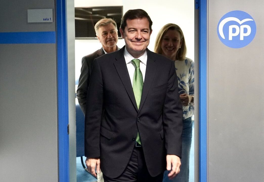 Alfonso Fernández Mañueco entrando a una sala durante la presentación de un plan