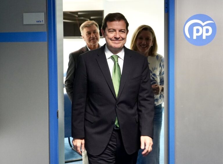 Alfonso Fernández Mañueco entrando a una sala durante la presentación de un plan