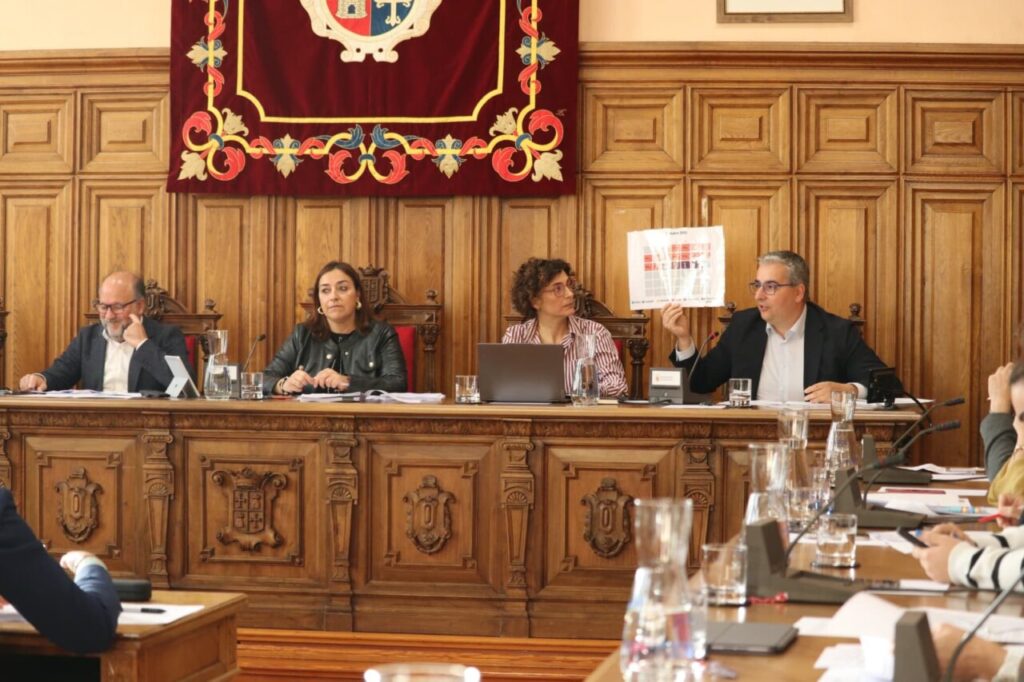 Antonio Casas presentando un documento durante la reunión sobre la ZBE en Palencia.