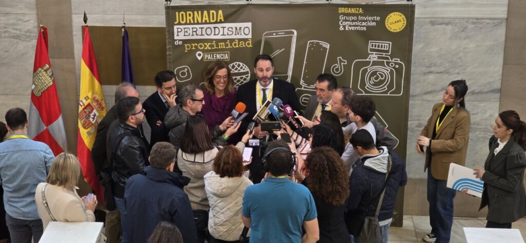 Rueda de prensa con periodistas y ponentes en Palencia