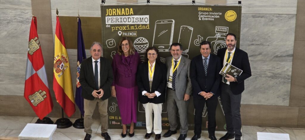 Grupo de personas en evento sobre periodismo en Palencia
