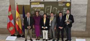 Grupo de personas en evento sobre periodismo en Palencia