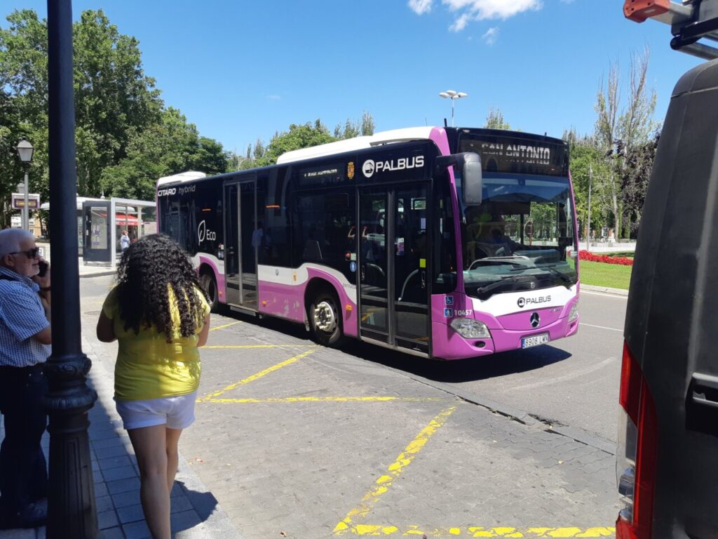 Autobús de Palbus en parada en Palencia con pasajeros esperando.