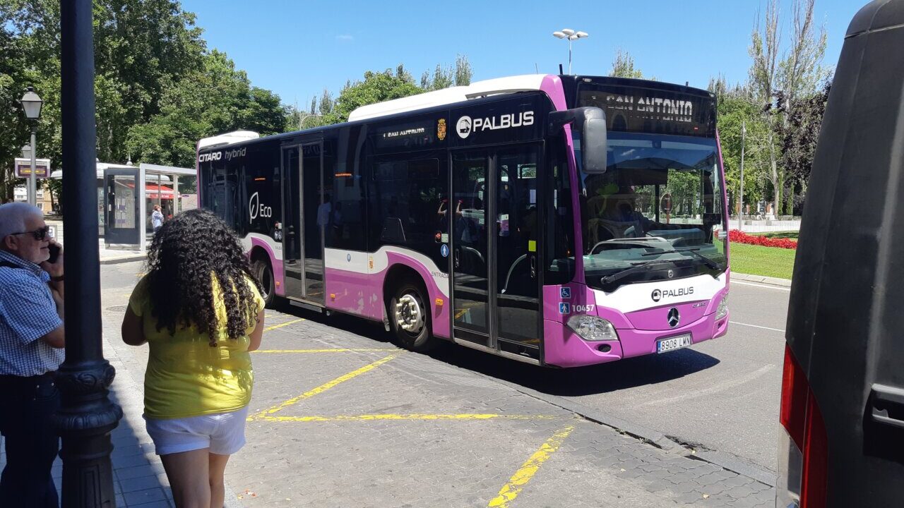 Autobús de Palbus en parada en Palencia con pasajeros esperando.