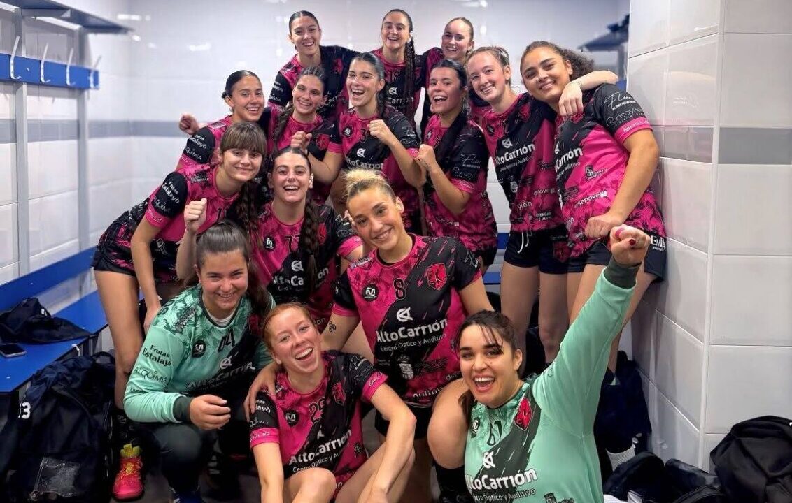 Jugadoras del BM Fuentes Carrionas celebrando su victoria en el vestuario