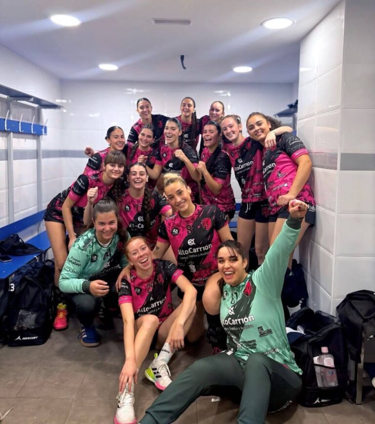 Jugadoras del BM Fuentes Carrionas celebrando su victoria en el vestuario