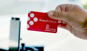 Tarjeta Buscyl en mano mostrando su diseño y logo