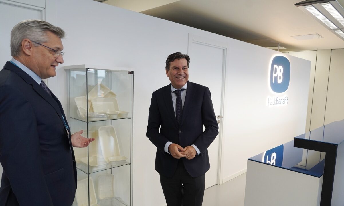 Carlos Fernández Carriedo sonríe durante la inauguración de PackBenefit en Valladolid