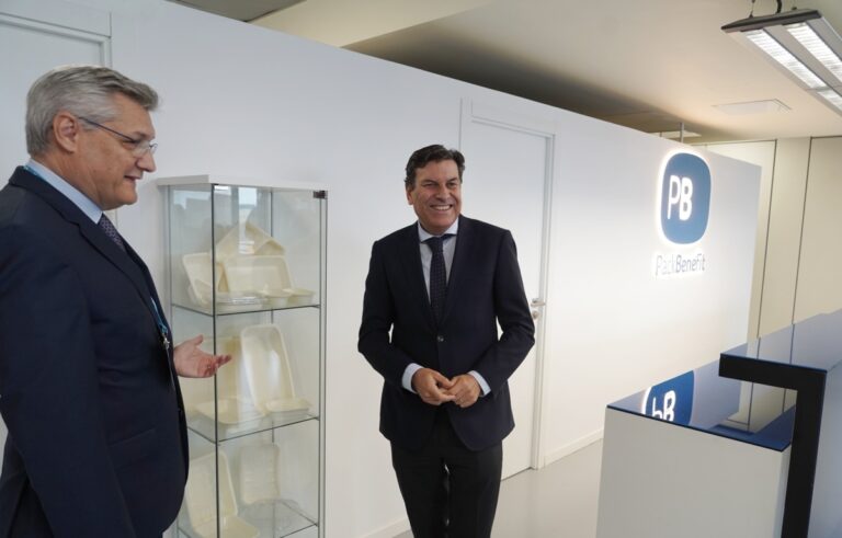 Carlos Fernández Carriedo sonríe durante la inauguración de PackBenefit en Valladolid
