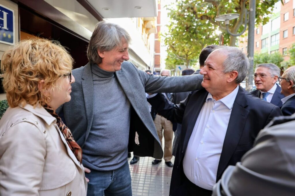 Carlos Martínez interactuando con otros asistentes en un evento