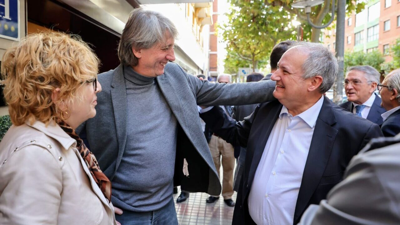 Carlos Martínez interactuando con otros asistentes en un evento
