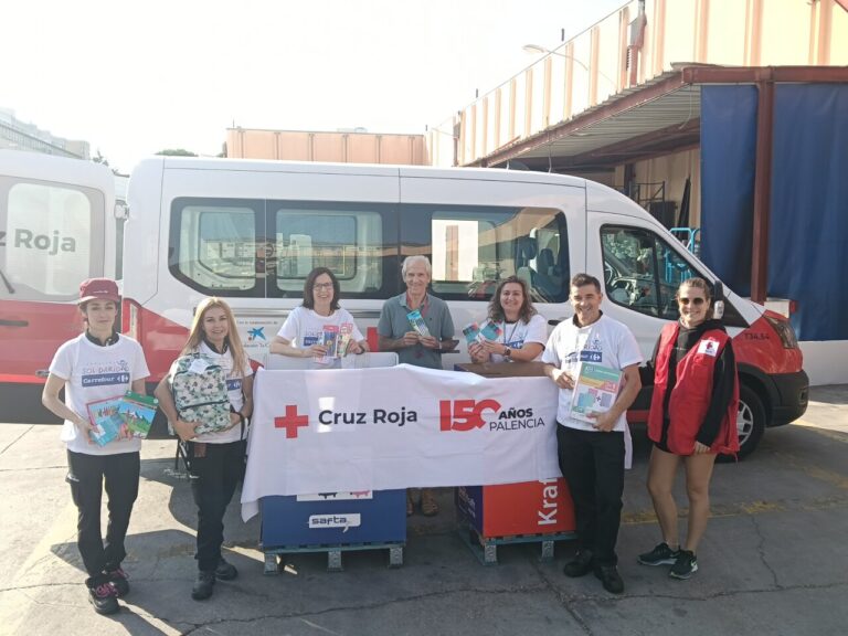 Voluntarios de Cruz Roja entregando material escolar en Palencia