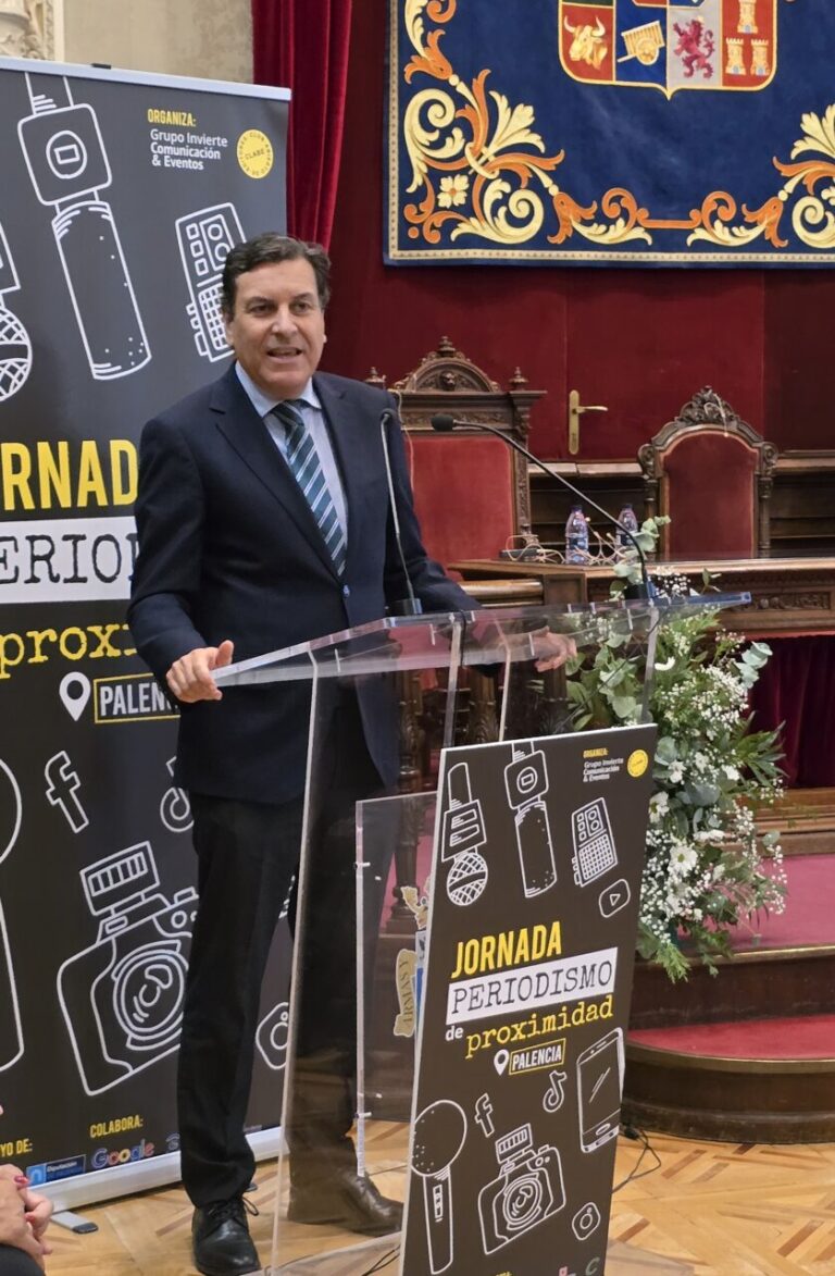 Carlos Fernández Carriedo hablando sobre la Ley de Publicidad Institucional en Palencia.
