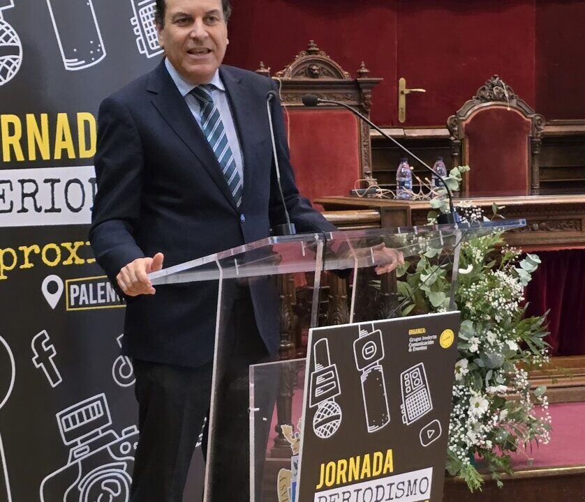 Carlos Fernández Carriedo hablando sobre la Ley de Publicidad Institucional en Palencia.