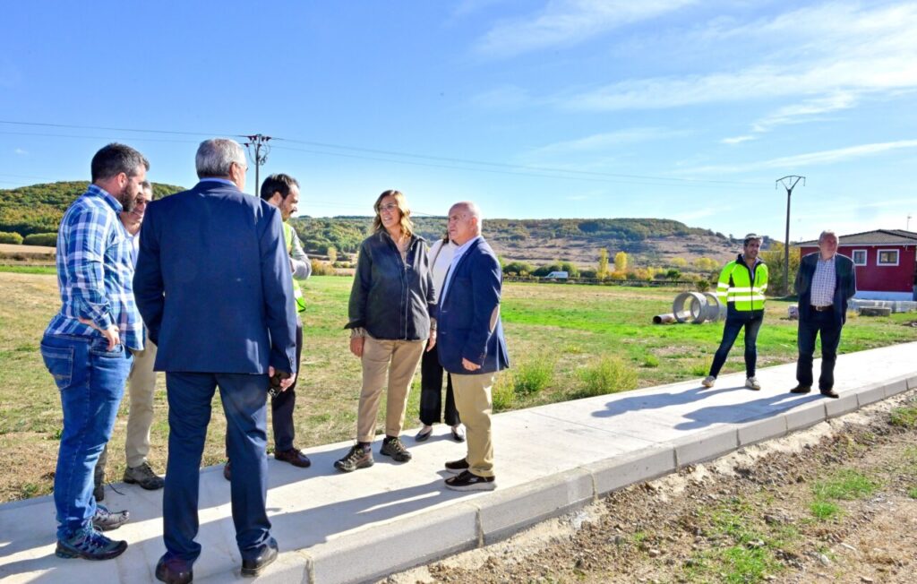 Grupo de personas en la obra del nuevo carril bici entre Cervera de Pisuerga y Arbejal