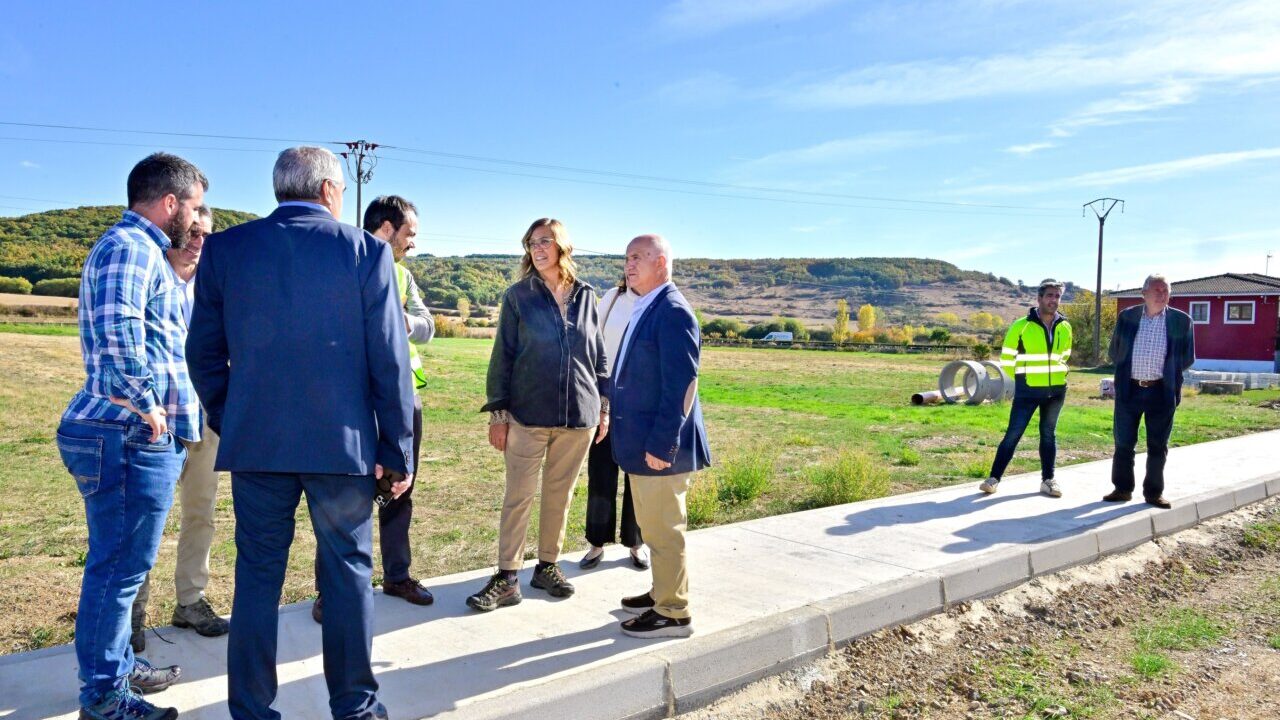 Grupo de personas en la obra del nuevo carril bici entre Cervera de Pisuerga y Arbejal
