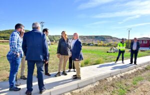 Grupo de personas en la obra del nuevo carril bici entre Cervera de Pisuerga y Arbejal