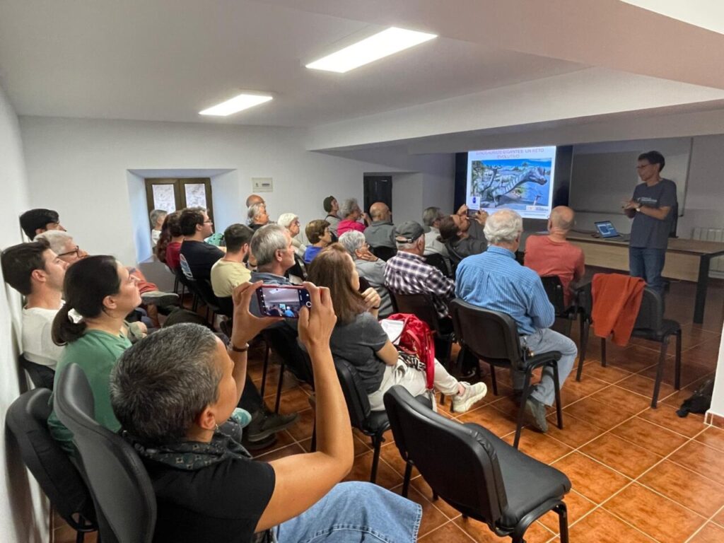 Asistentes a una charla sobre dinosaurios en el Geoparque Las Loras