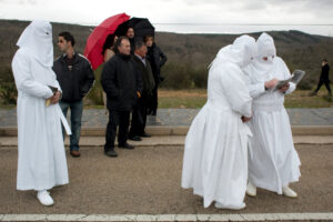 Fotografía de personas en una ceremonia con trajes tradicionales