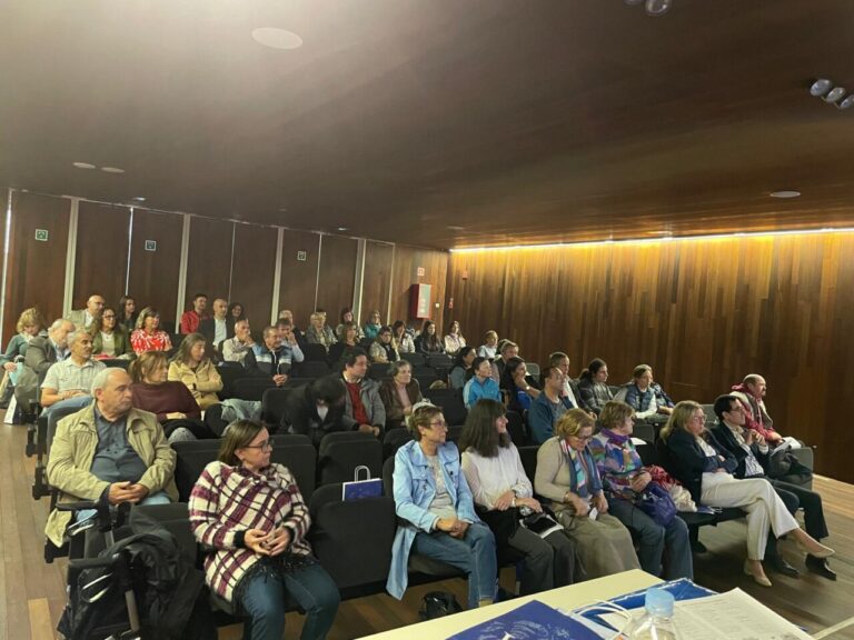 Asistentes en un acto conmemorativo de COCEMFE en La Olmeda